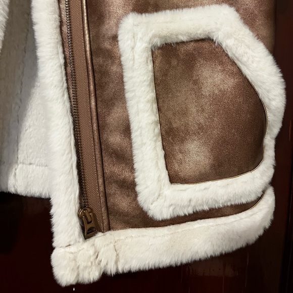 French Connection cropped vest in bronze with faux fur trim - Picture 6 of 9